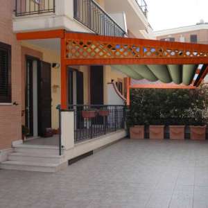 Pergola in legno addossata